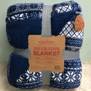 Berkshire | Decorative Blanket | Blue & White Snowflake | 110" x 90" (PM_B70)